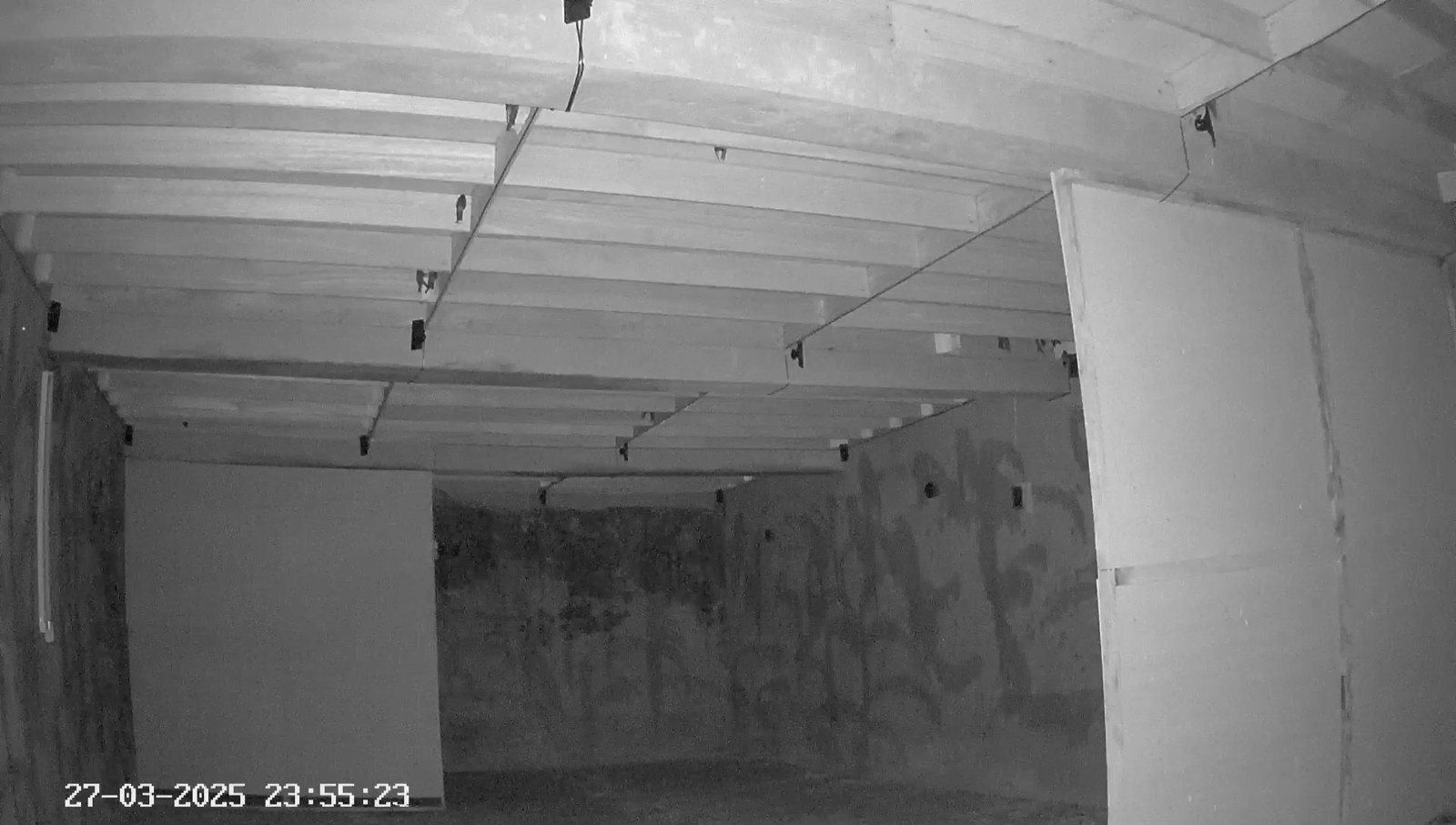 Kawasan papan sirip dalam skrin CCTV, ada walet atas papan