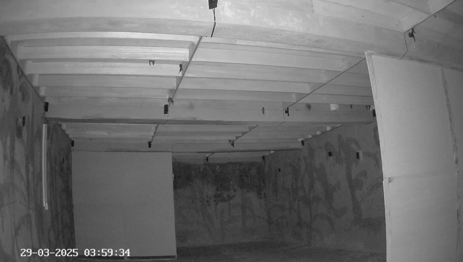 Gambar kamera dalam rumah walet, nampak partition dan papan sirip