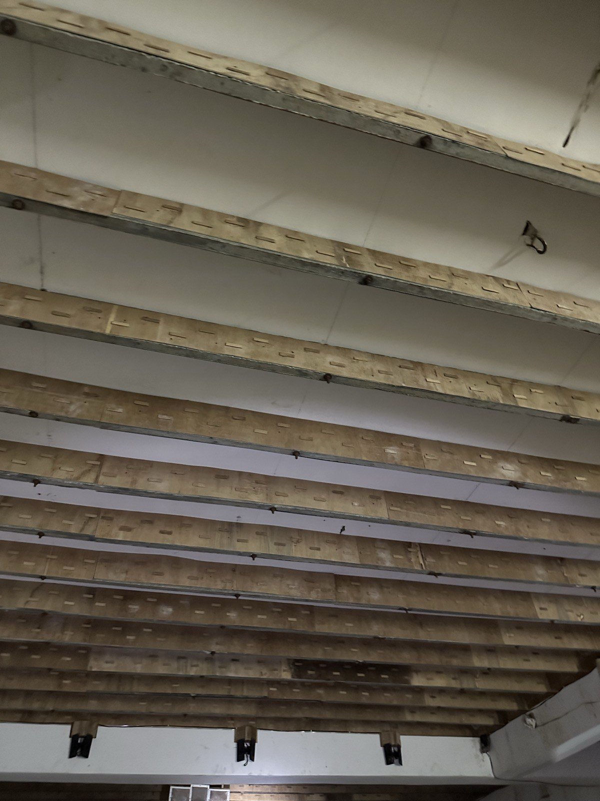 Papan sirip dalam rumah walet yang belum ada sarang