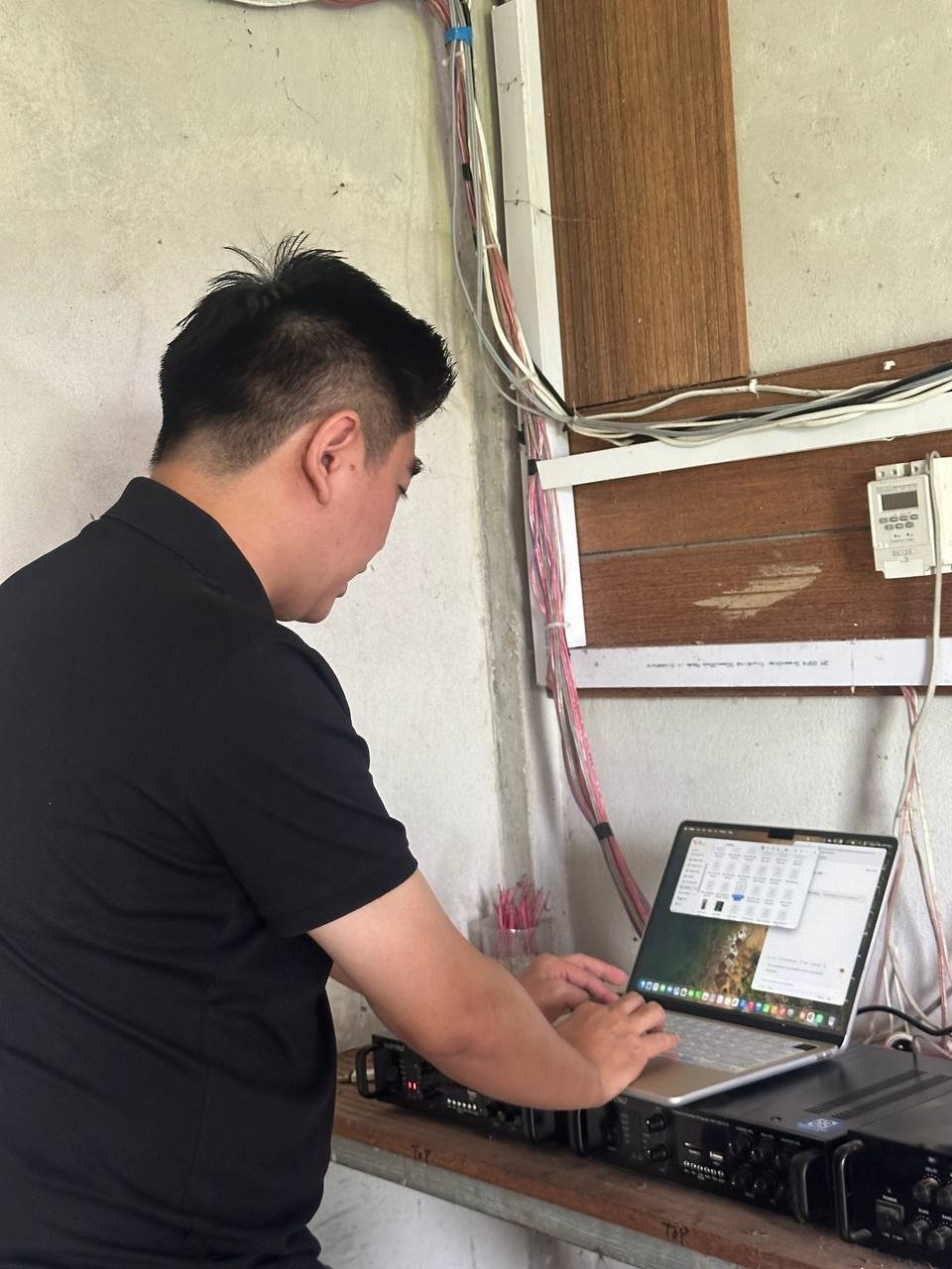 MD tuning the amplifier on site with a laptop