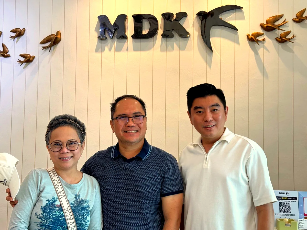 Cikgu MD dengan pengusaha yang datang ke kedai MDK