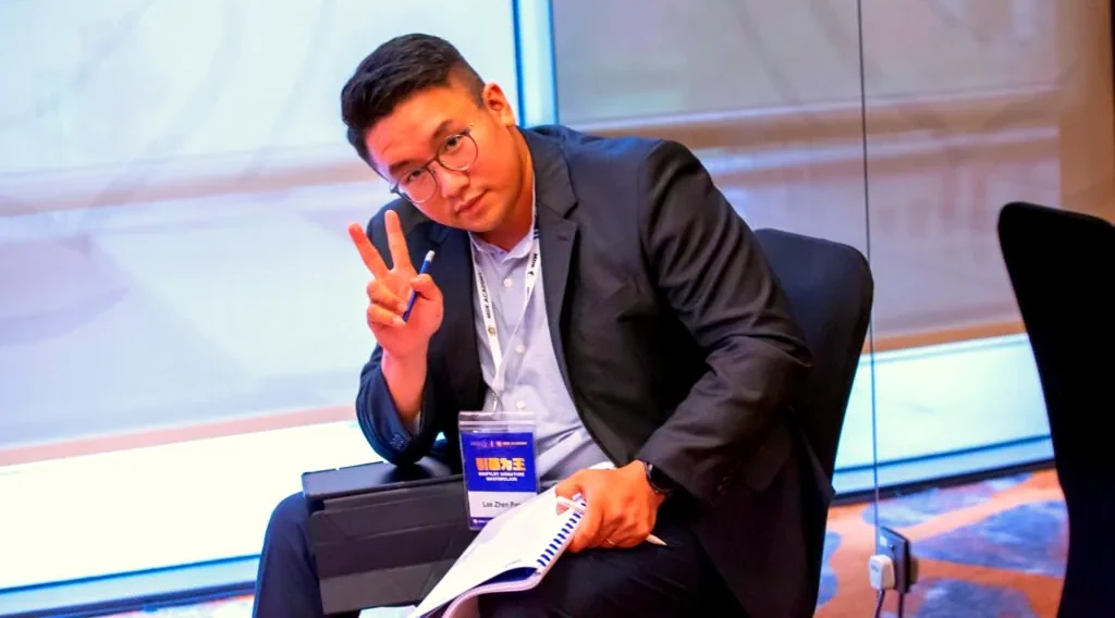 Peserta kursus tunjuk tanda V, pegang buku nota