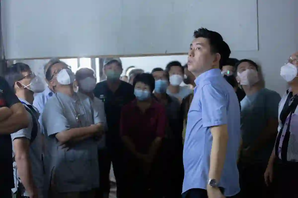 Hari lawatan lapangan, Cikgu MD membimbing peserta di dalam rumah walet